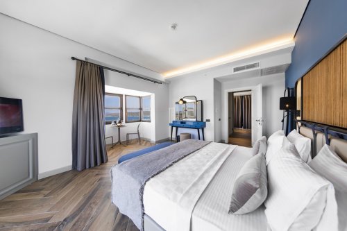 CORNER SUITE